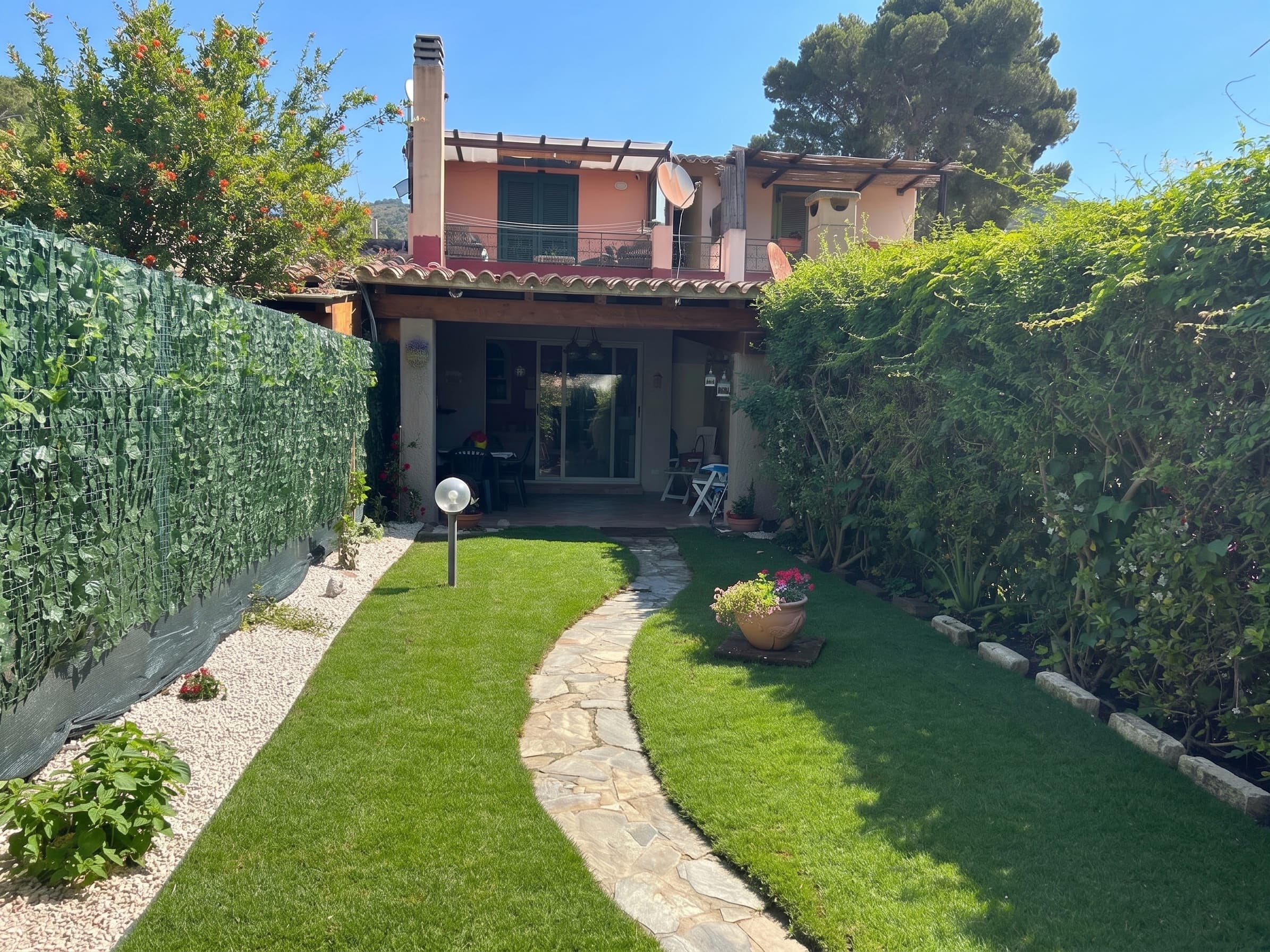 Patio della casa vacanze Alderamin a Torre delle Stelle